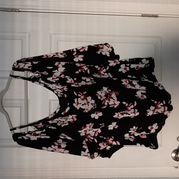 TORRID Floral Butterflies Cold Shoulder Blouse b333 - Picture 6 of 6